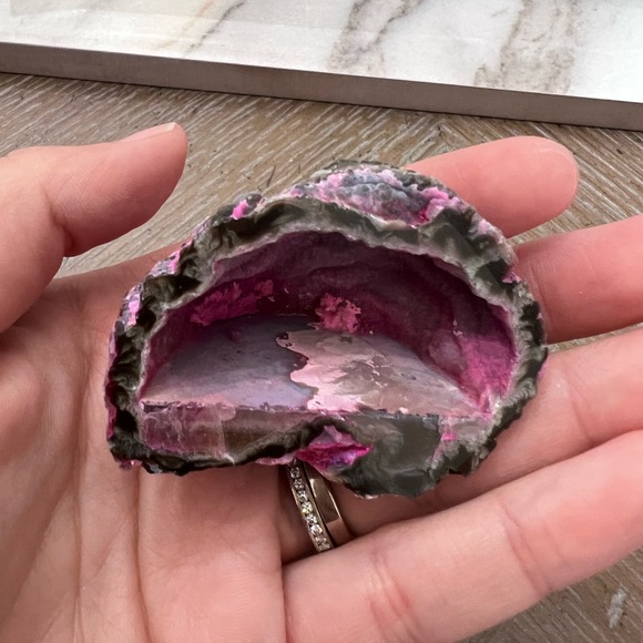 Hot Pink Geode (Dyed) - Picture 5 of 8